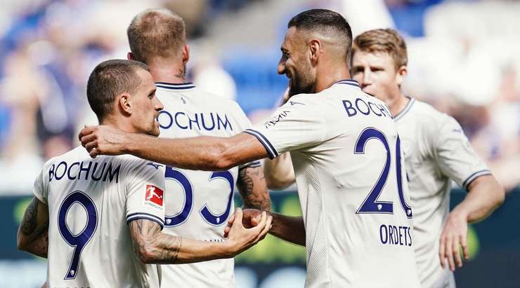 VÀO! Một quả tạt vào vòng cấm được đánh đầu xuống đất bởi Philipp Hofmann và Simon Zoller (Bochum) xuất sắc đón bóng và sút thành bàn. 0:1.