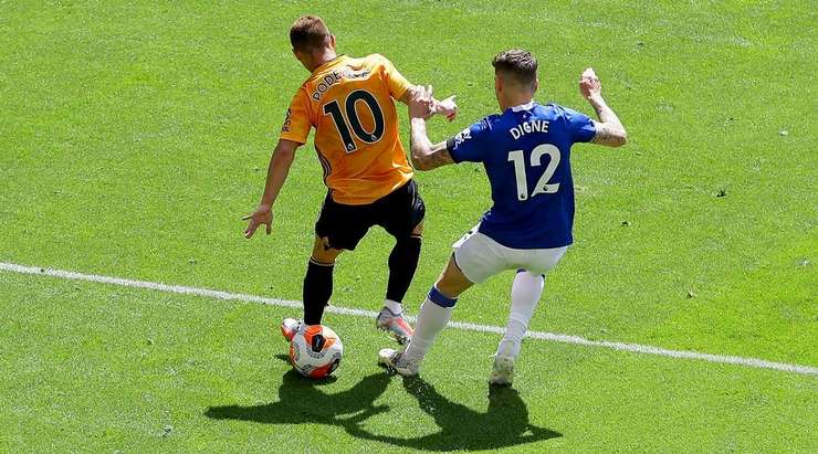 Lucas Digne (Everton) vừa có một pha tắc bóng khá quyết liệt và trọng tài Anthony Taylor đã thổi phạt. Sẽ có một quả phạt đền dành cho Wolves.