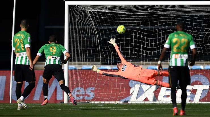 Vào! Borja Iglesias (Betis) giành chiến thắng trên chấm phạt đền bằng một cú sút không thể cản phá, vượt qua tầm với của thủ môn Ivan Villar vào góc cao bên trái.
