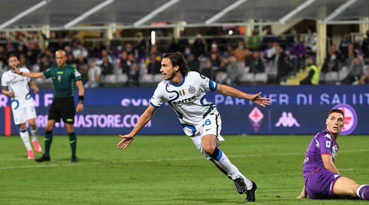 Vào! Matteo Darmian (Inter) có đủ khoảng trống trong vòng cấm để đón một đường chuyền từ Nicolo Barella và dứt điểm gọn gàng vào góc thấp bên trái khung thành. 1:1.