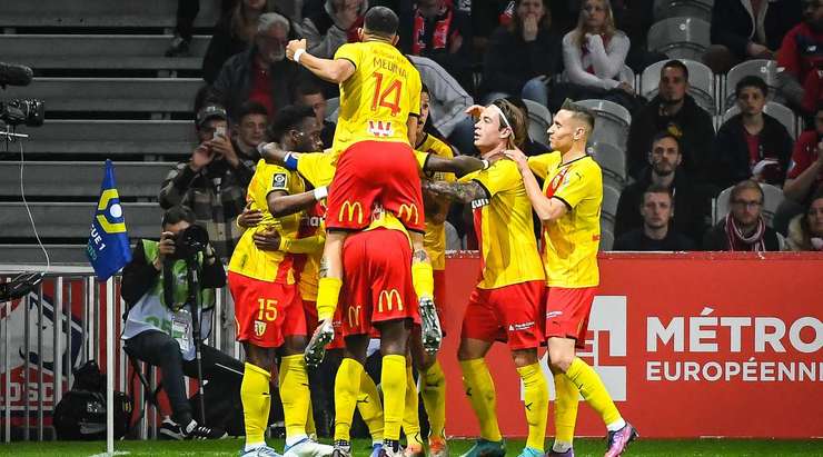 Vào! David Costa chuyền bóng cho Arnaud Kalimuendo (Lens) và cầu thủ này có một cú sút bị bị đổi hướng ngay trong vòng cấm, khiến thủ môn Leo Jardim không thể làm gì được. 0:2.