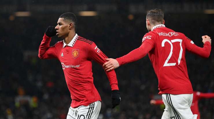 Vào! Marcus Rashford (Manchester United) đã có mặt đúng lúc đúng chỗ để lấy bóng bật ra trong vòng cấm, và anh ấy sút bóng vào góc phải phía trên. Tỉ số là 1:0.