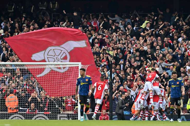 VÀO! Đó là một cú sút phạt đền hoàn hảo của Bukayo Saka (Arsenal) về phía bên trái khung thành, không có một chút cơ hội nào cho thủ môn David de Gea để cản phá!