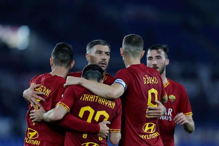 Vào! Edin Dzeko tung một đường chuyền tuyệt vời đến vị trí của Henrikh Mkhitaryan (AS Roma) trong vòng cấm, và cầu thủ này tận dụng rất tốt cơ hội để dứt điểm với một cú sút chìm gọn gàng vào lưới. 2:0.