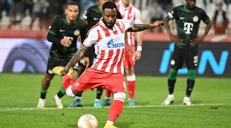 VÀO! Đó là một cú sút phạt đền hoàn hảo của Guelor Kanga (Crvena zvezda) về phía góc cao bên trái, không có một chút cơ hội nào cho thủ môn Denes Dibusz để cản phá!