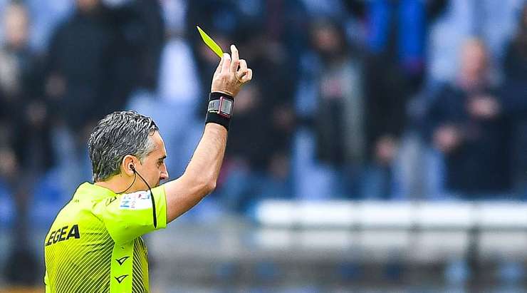 Gianluca Aureliano rút thẻ vàng cho Valerio Verre (Empoli) vì pha phạm lỗi rõ ràng của anh ấy.