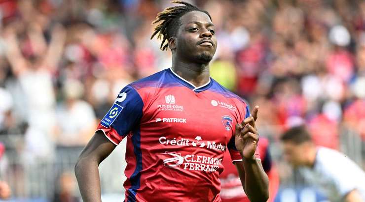 VÀO! Đó là một cú sút phạt đền tuyệt vời của Mohamed Bayo (Clermont) về phía góc thấp bên phải khung thành, không có một chút cơ hội nào cho thủ môn Dimitry Bertaud để cản phá!
