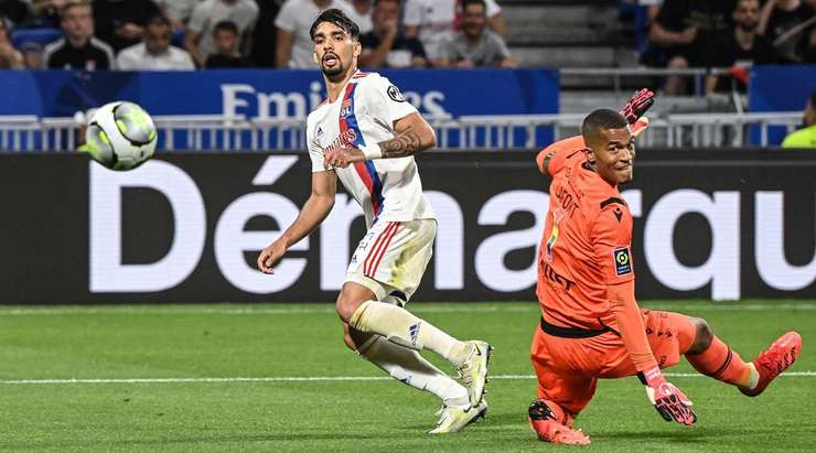 Lucas Paqueta (Lyon) nhận một đường chuyền thú vị bên trong vòng cấm và anh tung một cú sút chìm chuẩn xác vào góc thấp bên trái khung thành. Một pha dứt điểm hiểm hóc!