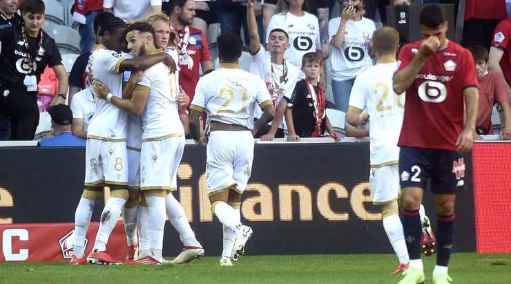 Vào! Amine Gouiri (Nice) tinh quái dừng lại một nhịp trước khi sút, chờ cho thủ môn Leo Jardim đổ người trước khi bình tĩnh đưa bóng vào góc thấp bên phải.