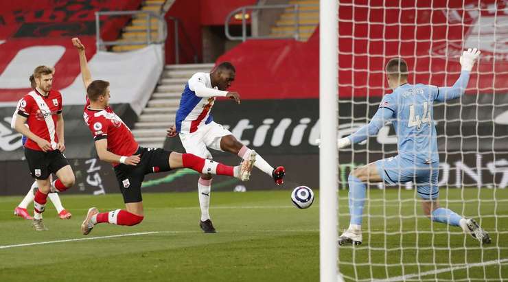 Vào! Christian Benteke (Crystal Palace) chớp cơ hội sau một tình huống bóng bật ra trong vòng cấm và đánh bại thủ môn với một cú sút chìm vào ngay giữa mành lưới. Tỉ số đã được nâng lên: 0:1.