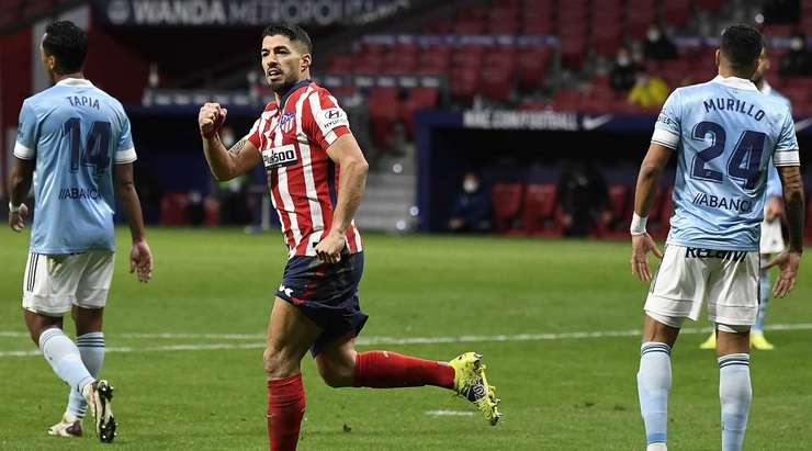 Tỉ số là 2:1! Renan Lodi chuyền bóng cho Luis Suarez (Atl. Madrid) trong vòng cấm, người không bị ai kèm và sút bóng vào bên phải mành lưới.