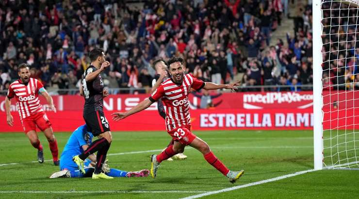 Ivan Martin (Girona) có một pha đi bóng độc diễn tuyệt vời và dứt điểm từ trong vòng cấm, đánh bại thủ môn Unai Simon với một cú sút chìm vào giữa khung thành. Tỉ số bây giờ là: 2:0.