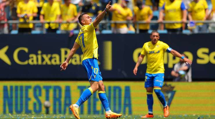 Vào! Ruben Sobrino tìm đến Gonzalo Escalante (Cadiz) với một đường chuyền bằng đầu và người thứ hai đánh đầu qua thủ môn để thay đổi tỉ số thành 1:0.