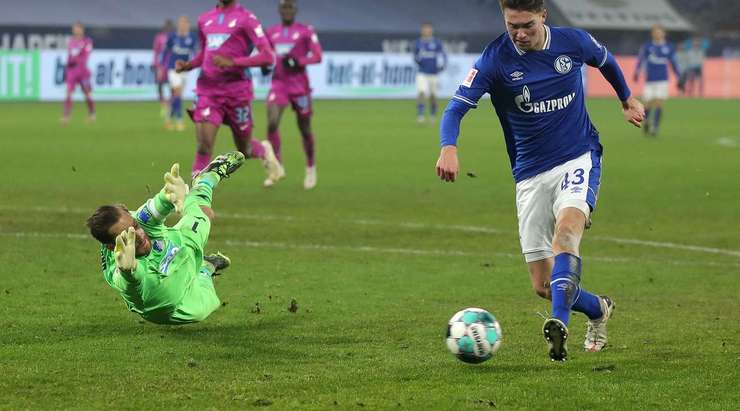 Matthew Hoppe (Schalke) nhận bóng trong tư thế đối mặt với thủ môn sau một đường chuyền rất thông minh xuất phát từ Amine Harit. Dù phần nhiệm vụ của mình không hề dễ dàng, nhưng anh vẫn tự tin sút bóng làm tung lưới thủ môn đối phương.