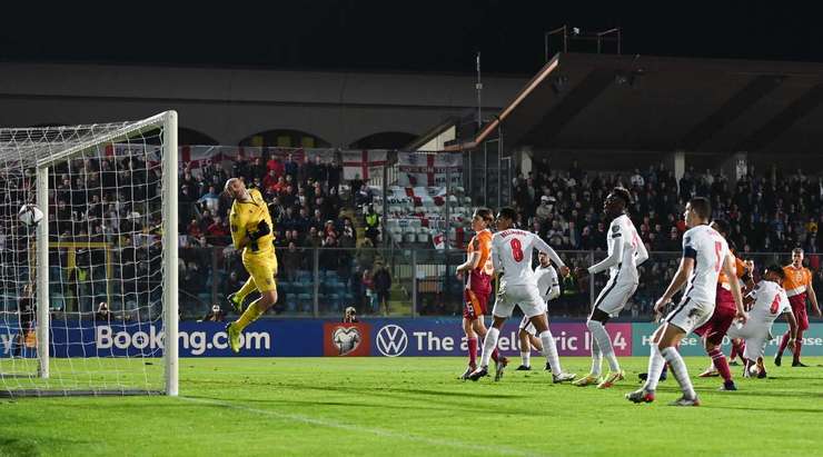 Bóng đã đi vào lưới – 0:8! Trent Alexander-Arnold thực hiện quả đá phạt một cách hoàn hảo và Tyrone Mings (Anh) là người đã nhảy lên cao nhất gần chấm phạt đền để tung một cú đánh đầu tầm xa vào góc cao bên trái khung thành.