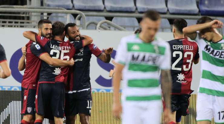 Joao Pedro (Cagliari) ghi bàn! Joao Pedro (Cagliari) được kiến tạo bởi Marko Rog và anh ấy đã cho thấy sự bình tĩnh tuyệt vời trong vòng cấm để sút bóng vào lưới. 1:1.