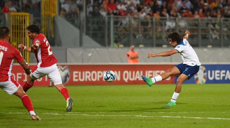 Vào! Trent Alexander-Arnold (Anh) đón bóng bật ra và từ rìa vòng cấm, anh ấy tung một cú sút đi vào góc trái phía trên. Tỉ số là 0:2.