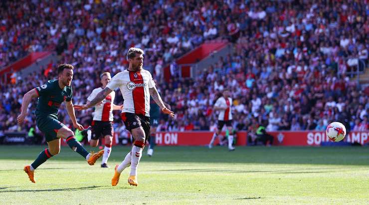 Diogo Jota (Liverpool) có rất nhiều khoảng trống sau khi đón một đường chuyền chính xác trong vòng cấm. Anh không do dự tung một cú sút tuyệt vời, đưa bóng vào góc phải khung thành.