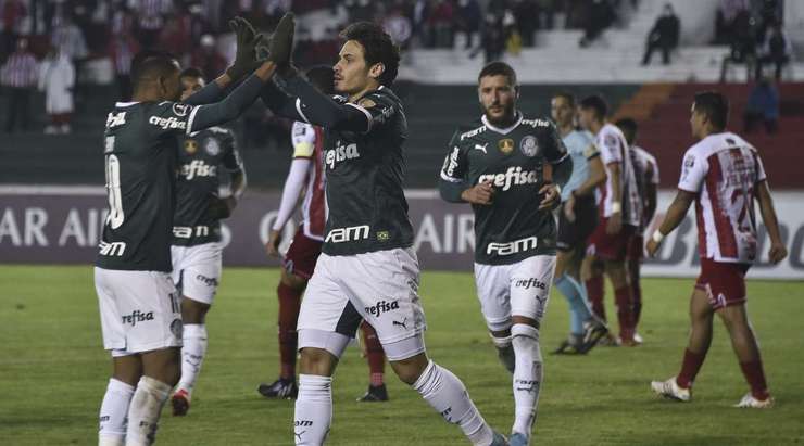 Bàn thắng đến từ một tình huống phối hợp đồng đội tuyệt vời! Raphael Veiga (Palmeiras) đón một đường chuyền hoàn hảo và tung một cú sút chìm xuất sắc vào giữa khung thành. Thủ môn không thể làm gì với những cú sút như thế.