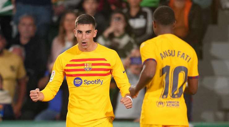 Một đường chuyền bổng rất tốt của Robert Lewandowski tìm đến Ferran Torres (Barcelona) tại rìa vòng cấm. Cầu thủ này đón bóng và tung một cú sút tuyệt đẹp vào góc thấp bên trái cầu môn. Tỉ số bây giờ là 0:4.