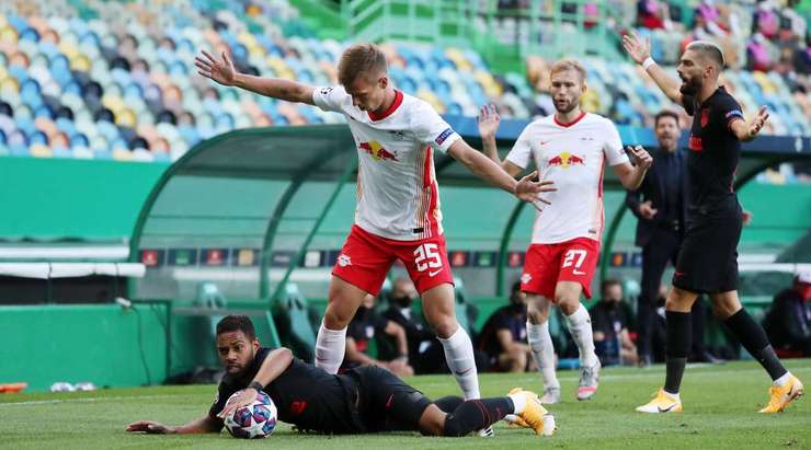 Dani Olmo (RB Leipzig) phạm lỗi và trọng tài Szymon Marciniak ngay lập tức ra hiệu cho một quả đá phạt.