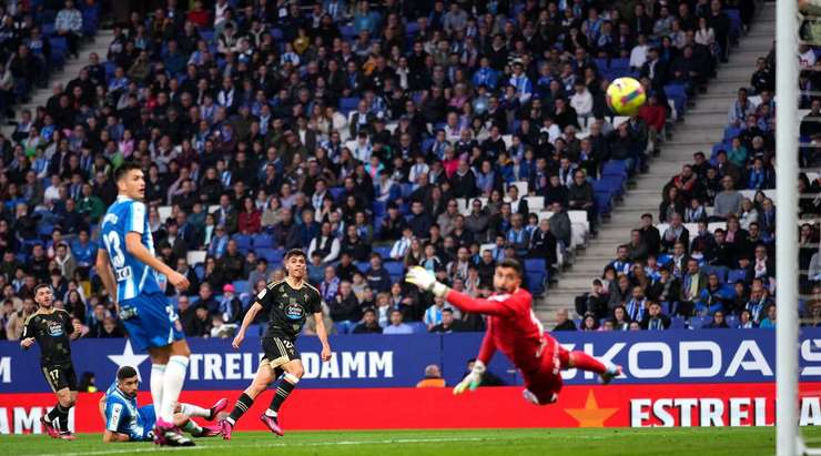 Vào - 0:1! Carles Perez kiến tạo cho Gabriel Veiga (Celta Vigo) trong vòng cấm và anh ấy cứa bóng vào bên phải mành lưới và qua Fernando Pacheco.