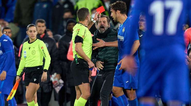 Trọng tài Jorge Figueroa Vazquez đã không thể chịu nổi HLV Quique Flores và rút cho vị này một chiếc THẺ ĐỎ trực tiếp!