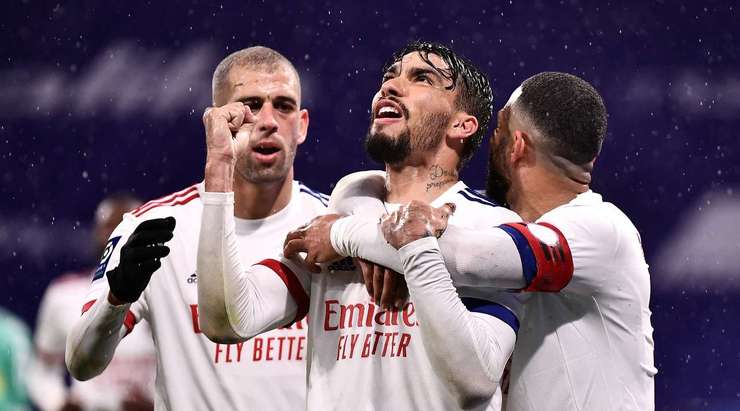 Vào! Lucas Paqueta (Lyon) vừa có bàn thắng theo một cách không thể dễ dàng hơn: đưa vào lưới trống từ cự ly rất gần sau khi bóng bị bật ra từ thủ môn. Tỉ số là 2:0.