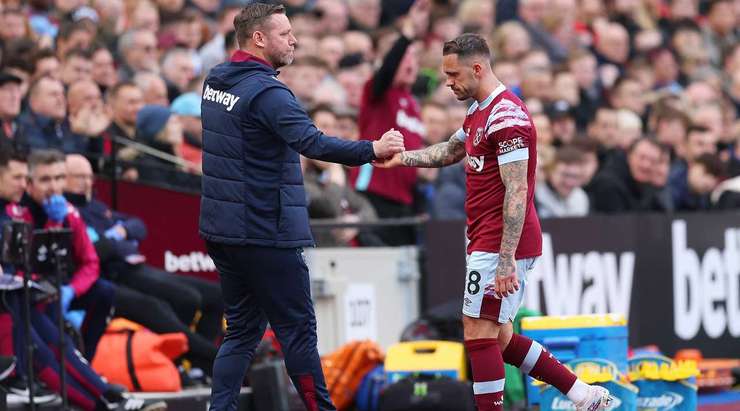 Đây là sự thay đổi. Danny Ings đang rời sân David Moyes trao những mệnh lệnh chiến thuật cuối cùng cho Michail Antonio (West Ham).