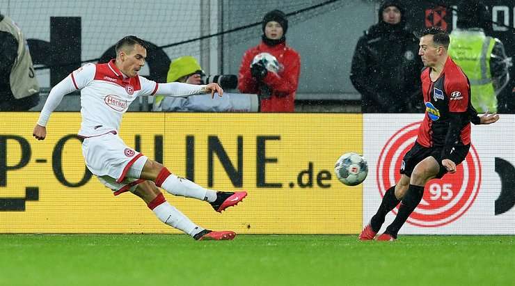Erik Thommy (Dusseldorf) kết thúc nỗ lực đi bóng đẹp mắt của mình với một cú sút xuất sắc từ trong vòng cấm. Bóng đi vào góc bên phải khung thành và Thomas Kraft chỉ có thể vào lưới nhặt bóng. Tỉ số là 2:0.