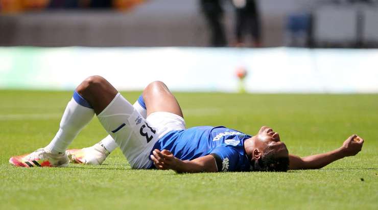 Trận đấu đang bị gián đoạn, Yerry Mina (Everton) bị choáng sau cú va chạm và các nhân viên y tế phải vào sân.