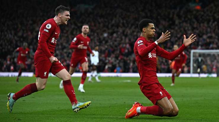 Vào - 1:0! Andrew Robertson chuyền bóng như đặt cho Cody Gakpo (Liverpool), người có một cú sút từ cự ly gần vào góc thấp bên phải mành lưới, dễ dàng đánh bại thủ môn.
