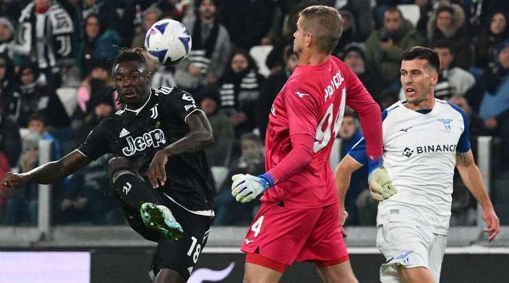 Vào! Adrien Rabiot chuyền bóng cho Moise Kean (Juventus) thoát xuống đối mặt với thủ môn trước khi anh này lốp một đường bóng chuẩn xác từng milimét qua đầu thủ môn để vào lưới!