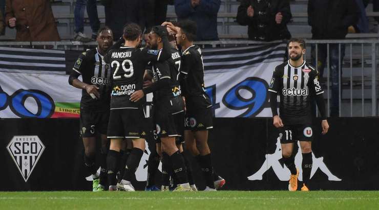 Vào! Thomas Mangani (Angers) sút bóng vào góc cao bên trái khung thành, vượt qua tầm với của Paul Nardi dù thủ môn đã đổ người hết cỡ.