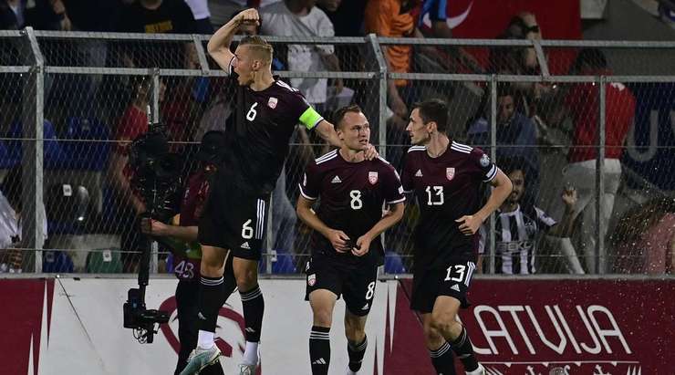 Vào rồi! Eduards Emsis (Latvia) nâng tỉ số lên 1:1 bằng cú đánh đầu từ cự ly gần ghim quả bóng vào chính giữa khung thành sau đường căng ngang kiến tạo của Vladislavs Gutkovskis.