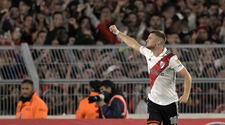 Lucas Beltran (River Plate) với một pha dứt điểm tuyệt vời trong vòng cấm. Anh ấy tạo khoảng trống cho mình sau khi khống chế gọn gàng một đường chuyền từ đồng đội và dứt điểm chuẩn xác, đưa bóng vào ngay giữa khung thành.