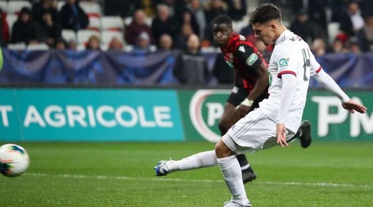 Vào! Houssem Aouar (Lyon) sút bóng vào góc cao bên phải khung thành, vượt qua tầm với của Walter Benitez dù thủ môn đã đổ người hết cỡ.