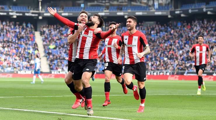 Asier Villalibre (Ath Bilbao) có lí do để ăn mừng! Anh ấy tung cú sút một chạm từ rìa vòng cấm đi chìm vào chính giữa mành lưới và quả thủ môn. Liệu anh ấy sẽ nhận trách nhiệm hay không? Khó để biết được anh ấy có thể cản phá nó hay không. 0:1.