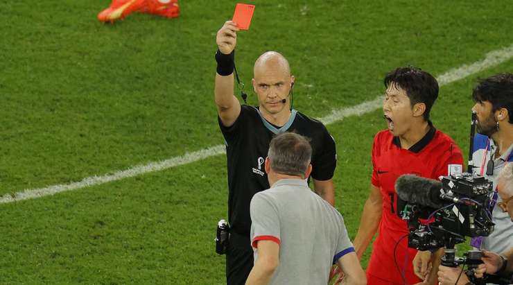 Trọng tài Anthony Taylor đã không thể chịu nổi HLV Paulo Bento và rút cho vị này một chiếc THẺ ĐỎ trực tiếp!