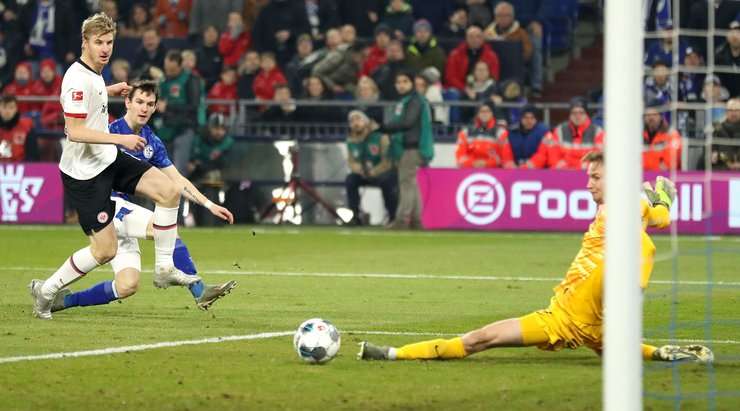 Vào! Amine Harit thể hiện nhãn quan chiến thuật tuyệt vời bằng một đường chuyền tinh quái bên trong vòng cấm. Benito Raman (Schalke) cũng đã hoàn thành tốt phần việc của mình với cú sút một chạm, ghim bóng vào góc thấp bên phải khung thành. 1:0.