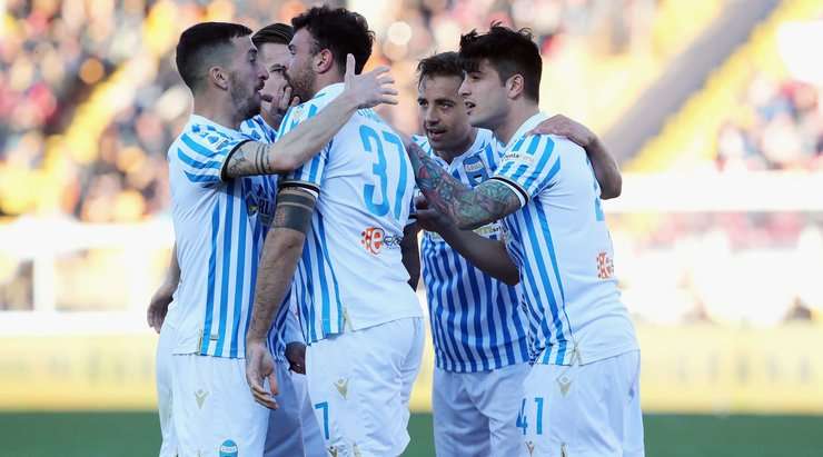 Andrea Petagna (Spal) đón quả phạt góc và đánh đầu dũng mãnh vào góc thấp bên trái khung thành.