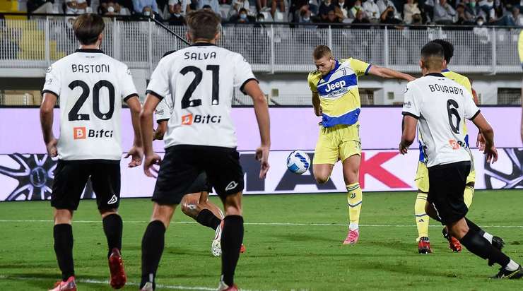 Vào! Matthijs de Ligt (Juventus) đã có mặt đúng lúc đúng chỗ để lấy bóng bật ra trong vòng cấm, và anh ấy sút bóng đi chìm vào phía trong cột dọc bên phải. Tỉ số là 2:3.