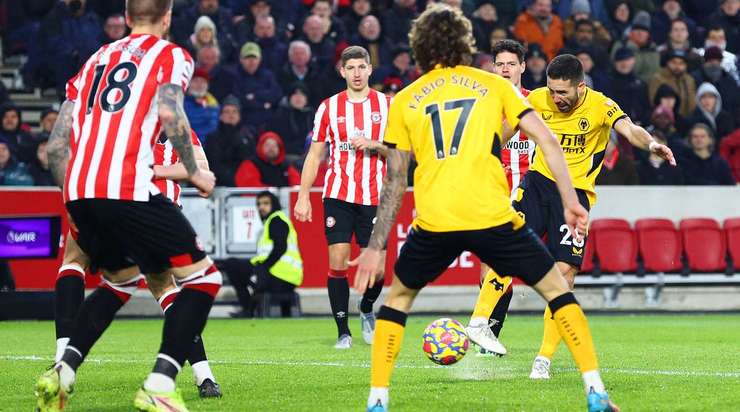 Joao Moutinho (Wolves) khống chế bóng gọn gàng từ một đường chuyền sắc bén tại rìa vòng cấm và cứa bóng vào phía trong cột dọc bên trái, theo một phong cách đã thành thương hiệu của anh.