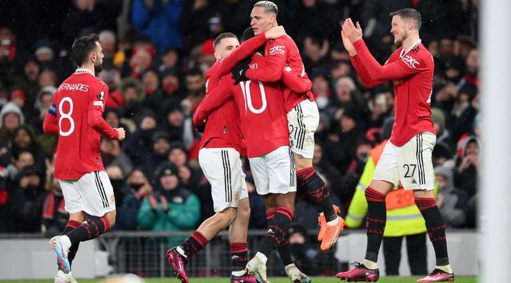 Hãy ngả mũ thán phục! Antony (Manchester United) ghi một bàn thắng sấm sét từ ngoài vòng cấm, cú sút căng như kẻ chỉ của anh đi rất hiểm hóc vào góc cao bên trái. Thủ môn đã đứng hình!