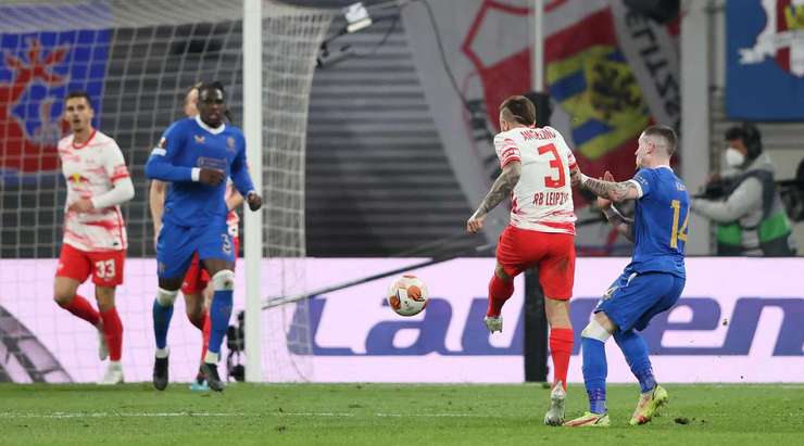 Bóng bật ra và đến chân của Angelino (RB Leipzig) ở ngay bên ngoài vòng cấm. Anh không hề do dự và tung một cú sút tuyệt vời vào sát mé trong cột dọc bên trái. Pha dứt điểm đi ra ngoài tầm với của thủ thành Allan McGregor và tỉ số đã được thay đổi thành 1:0.