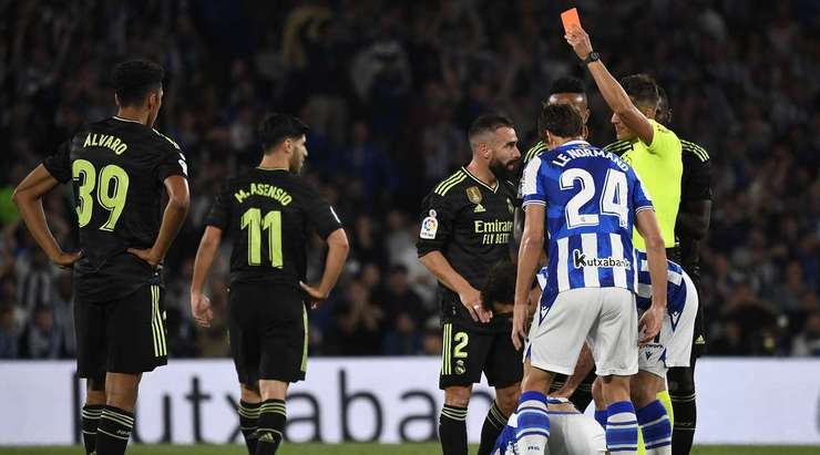 Trọng tài Juan Pulido rút thẻ vàng thứ hai dành cho Daniel Carvajal (Real Madrid), và vì vậy, anh sẽ được rời sân đi tắm sớm!