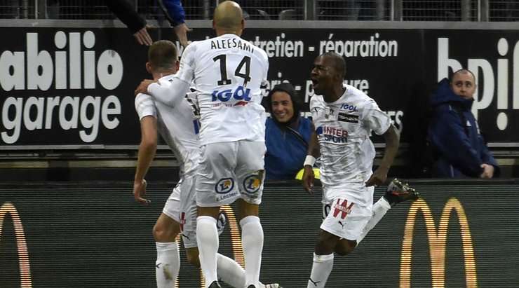Một pha bóng tinh tế của Gael Kakuta (Amiens SC), anh nhận một đường chuyền chuẩn xác và và sút một chạm từ rìa vòng cấm vào góc cao bên phải khung thành!