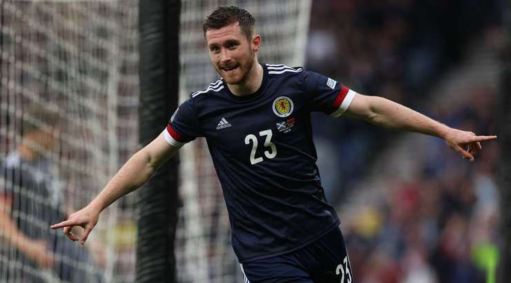 Vào rồi! Stuart Armstrong thể hiện khả năng bao quát trận đấu bằng một đường chuyền dài vào đúng đà di chuyển của Anthony Ralston (Scotland), người đã đánh đầu chuẩn không cần chỉnh từ cự ly gần vào góc thấp bên phải khung thành. Tỉ số là 1:0.
