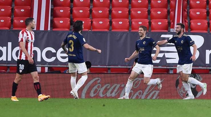 Vào rồi! Darko Brasanac (Osasuna) nâng tỉ số lên 1:1 bằng cú đánh đầu từ cự ly gần ghim quả bóng vào góc trái khung thành sau đường căng ngang kiến tạo của Juan Cruz.