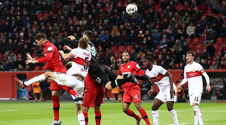 Fabian Bredlow (VfB Stuttgart) xui xẻo đưa bóng về lưới nhà sau một tình huống hỗn loạn trước khung thành.